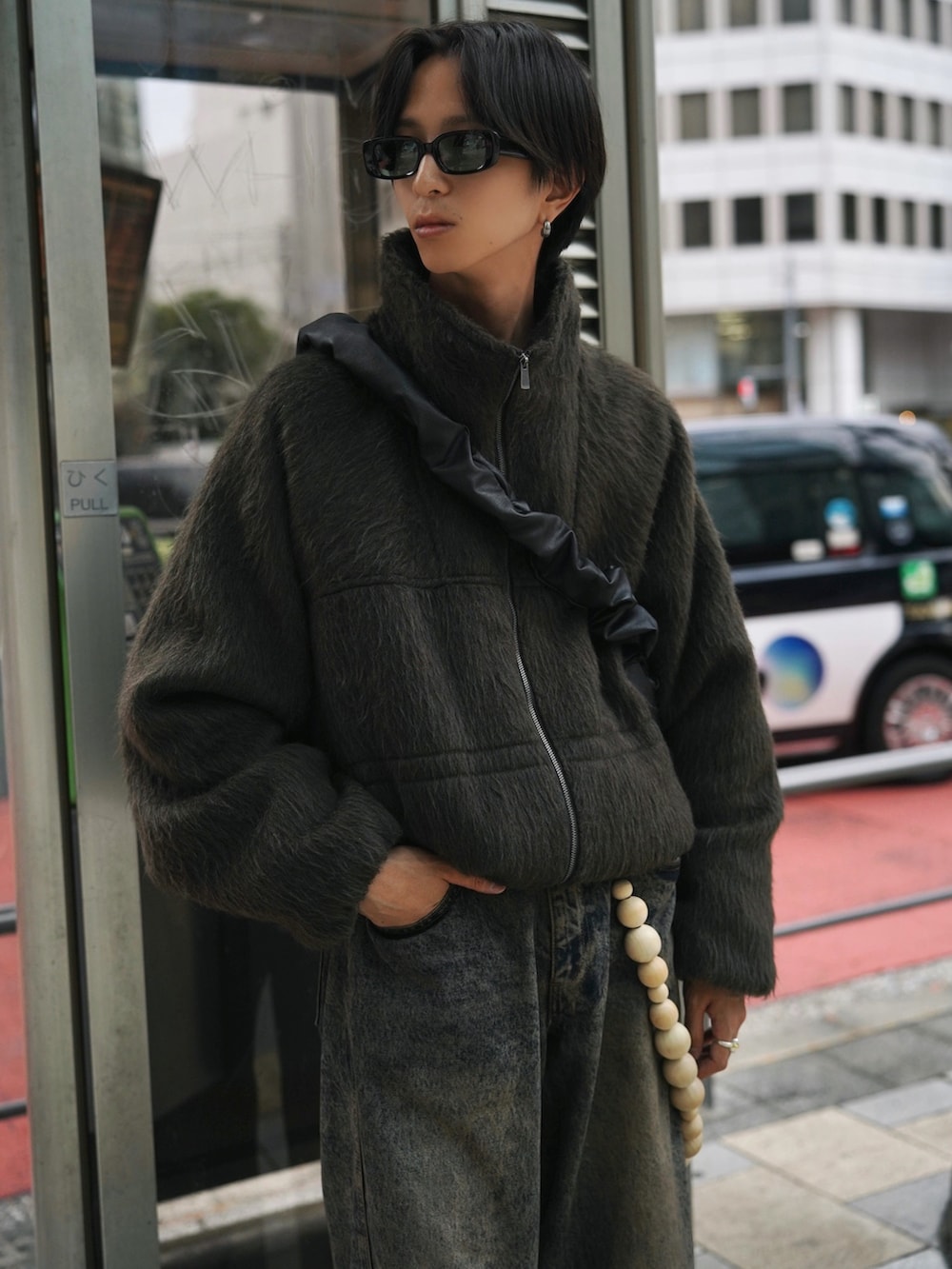 「アウトドアスタイル、カーキ、秋服準備はじめました、ローファー、デートコーデ、韓国ファッション、ショルダーバッグ、休日スタイル、秋コーデ、冬コーデ、プチプラ、デニム、サングラス、大人カジュアル、秋っぽコーデ更新中」｜「WYM LIDNMのWOOL BLEND SHAGGY SHORT BLOUSON（ブルゾン、グリーン系）」を使った、しーさん（メンズ・177cm）の秋コーディネートの2枚目の写真