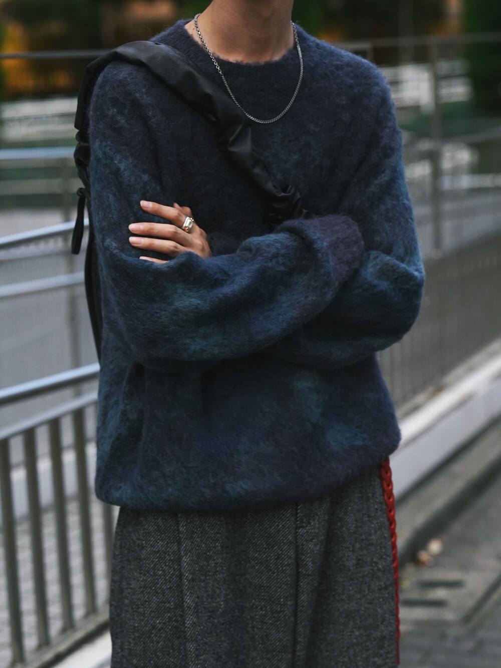 「秋服準備はじめました、デートコーデ、韓国ファッション、ショルダーバッグ、休日スタイル、ワイドパンツ、秋コーデ、パステルカラー、モノトーン、スラックス、プチプラ、厚底シューズ、大人カジュアル、お出かけコーデ、秋っぽコーデ更新中」｜「WYM LIDNMのMOHAIR BLEND JACQUARD SHAGGY KNIT（ニット/セーター、ブルー系）」を使った、しーさん（メンズ・177cm）の秋コーディネートの5枚目の写真