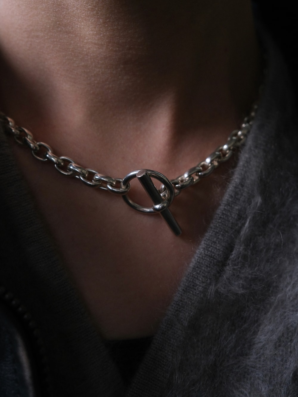 ブラック系のブルゾン、ブラック系のショルダーバッグ、ブラック系のブーツを着用したメンズの冬コーディネートの5枚目の写真