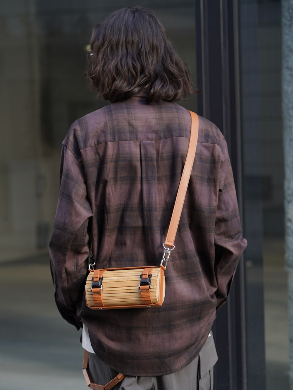 ブラウン系のシャツ/ブラウス、ホワイト系のタンクトップ、グレー系のカーゴパンツを着用したメンズの春コーディネートの4枚目の写真