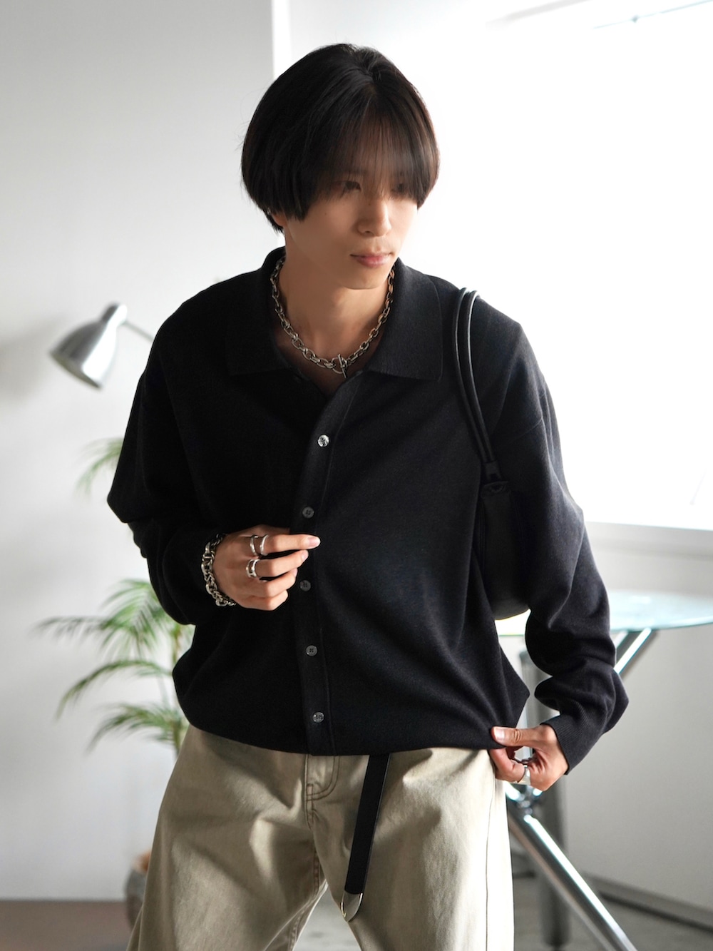 グレー系のシャツ/ブラウス、ベージュ系のデニムパンツ、ブラック系のショルダーバッグを着用したメンズの秋コーディネートの3枚目の写真