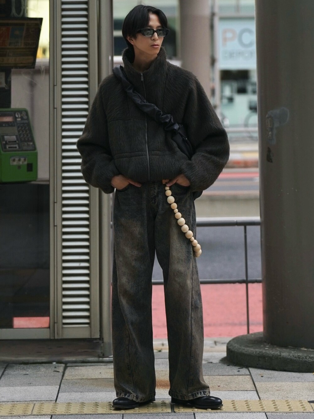 「アウトドアスタイル、カーキ、秋服準備はじめました、ローファー、デートコーデ、韓国ファッション、ショルダーバッグ、休日スタイル、秋コーデ、冬コーデ、プチプラ、デニム、サングラス、大人カジュアル、秋っぽコーデ更新中」｜「WYM LIDNMのWOOL BLEND SHAGGY SHORT BLOUSON（ブルゾン、グリーン系）」を使った、しーさん（メンズ・177cm）の秋コーディネートの3枚目の写真