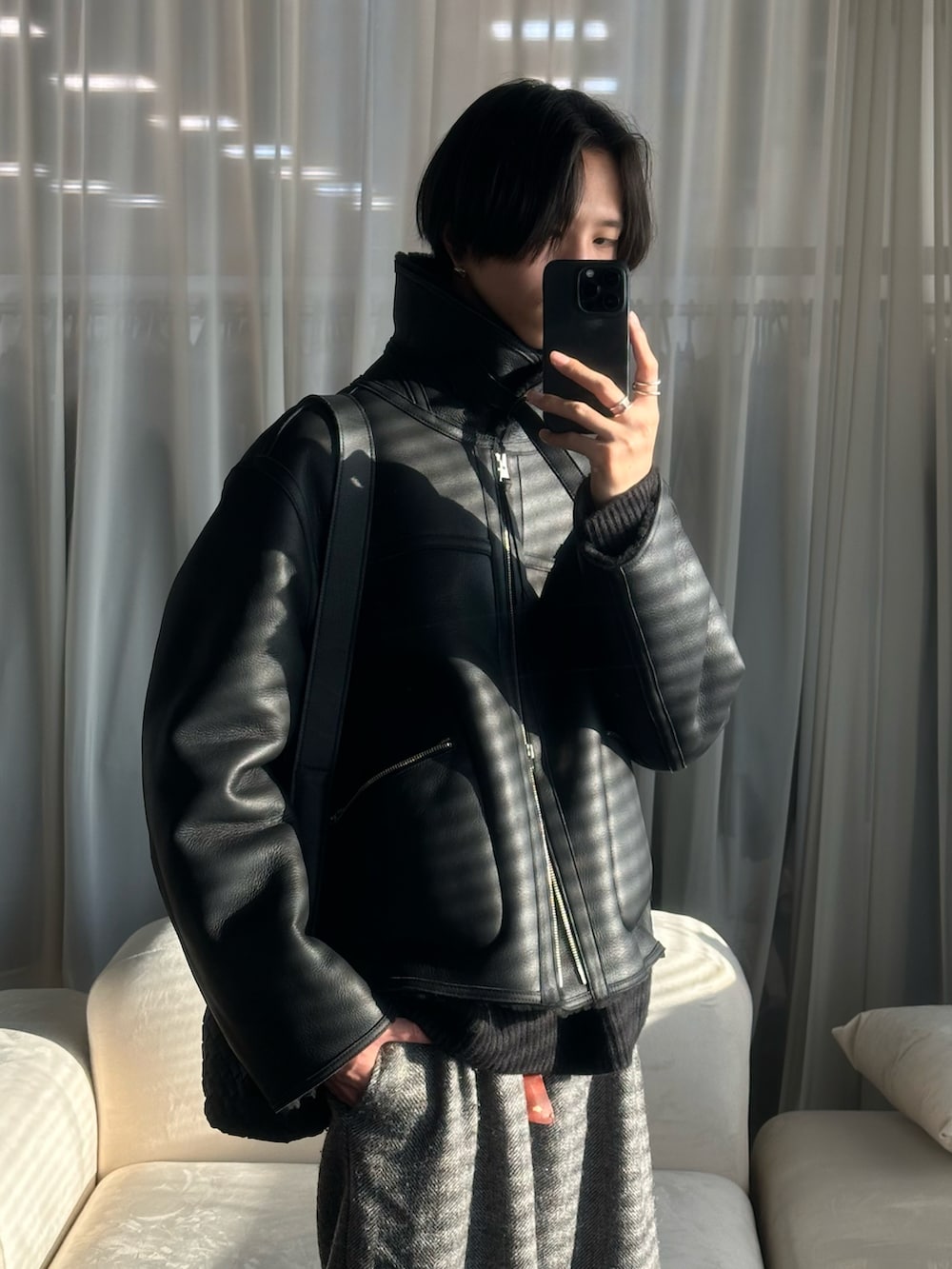 グレー系のその他パンツ、ブラック系のニット/セーター、ブラック系のショルダーバッグを着用したメンズの冬コーディネートの2枚目の写真