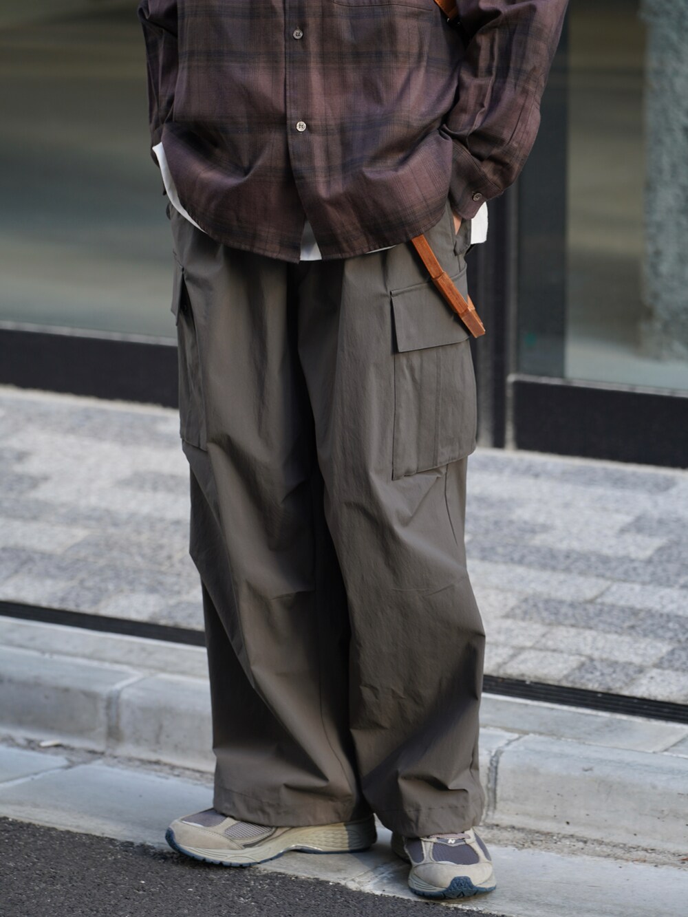 ブラウン系のシャツ/ブラウス、ホワイト系のタンクトップ、グレー系のカーゴパンツを着用したメンズの春コーディネートの3枚目の写真