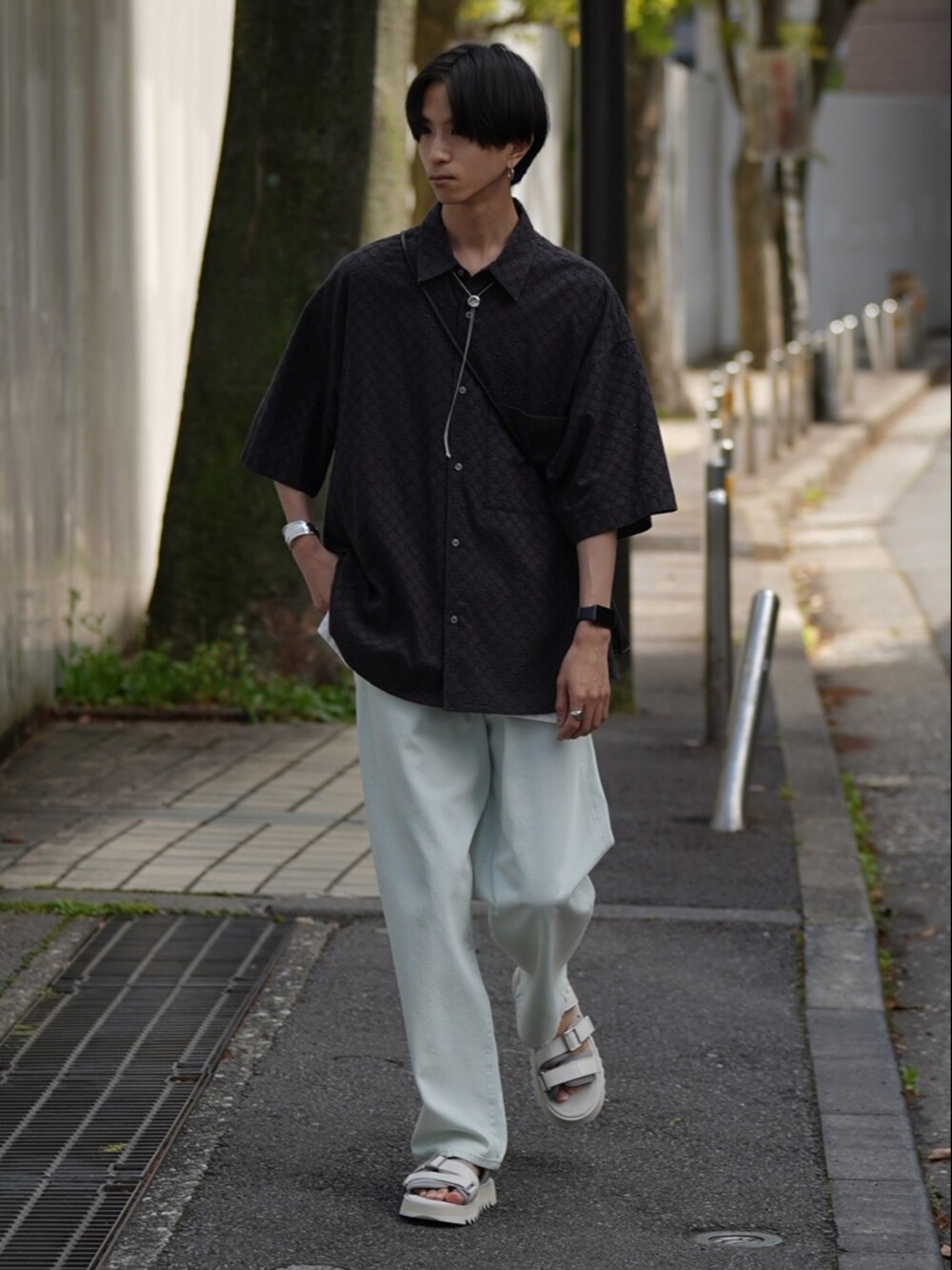 「夏コーデ、シャツ、シアーシャツ、デニム、デニムパンツ、サンダル、レザーサンダル、ショルダーバッグ、グリーン、WYM、LIDnM、tk.TAKEO KIKUCHI、nothingandothers」|「WYM LIDNMのEMBROIDERY SHEER SHIRT(シャツ/ブラウス、グレー系)」を使った、しーさん(メンズ・177cm)の春コーディネートの2枚目の写真