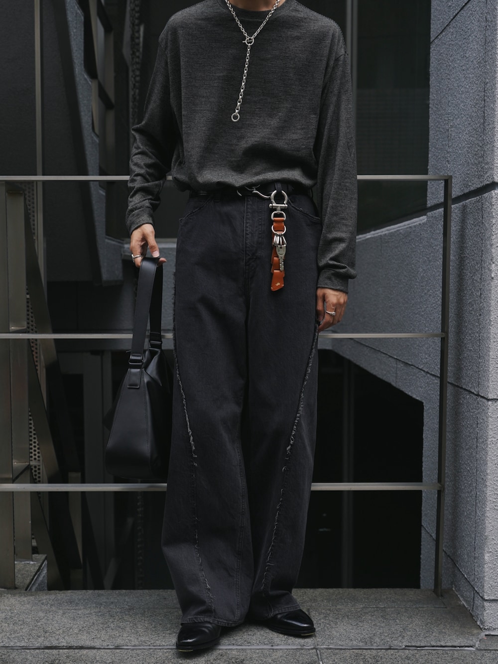 「淡色コーデ、デニム、お出かけコーデ、メガネ男子、秋服準備はじめました、デートコーデ、韓国ファッション、ロンT、休日スタイル、トートバッグ、ブーツ、ボーダー、大人カジュアル、サングラス、タックイン」｜「LIDNMのMILLED NZ MERINO WOOL L/S（Tシャツ/カットソー、イエロー系）」を使った、しーさん（メンズ・177cm）の秋コーディネートの4枚目の写真