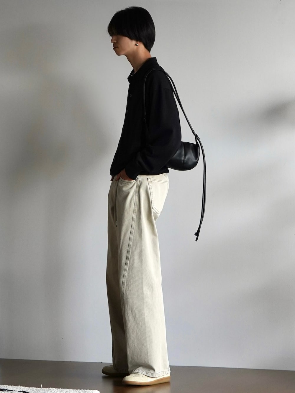 グレー系のシャツ/ブラウス、ベージュ系のデニムパンツ、ブラック系のショルダーバッグを着用したメンズの秋コーディネートの2枚目の写真