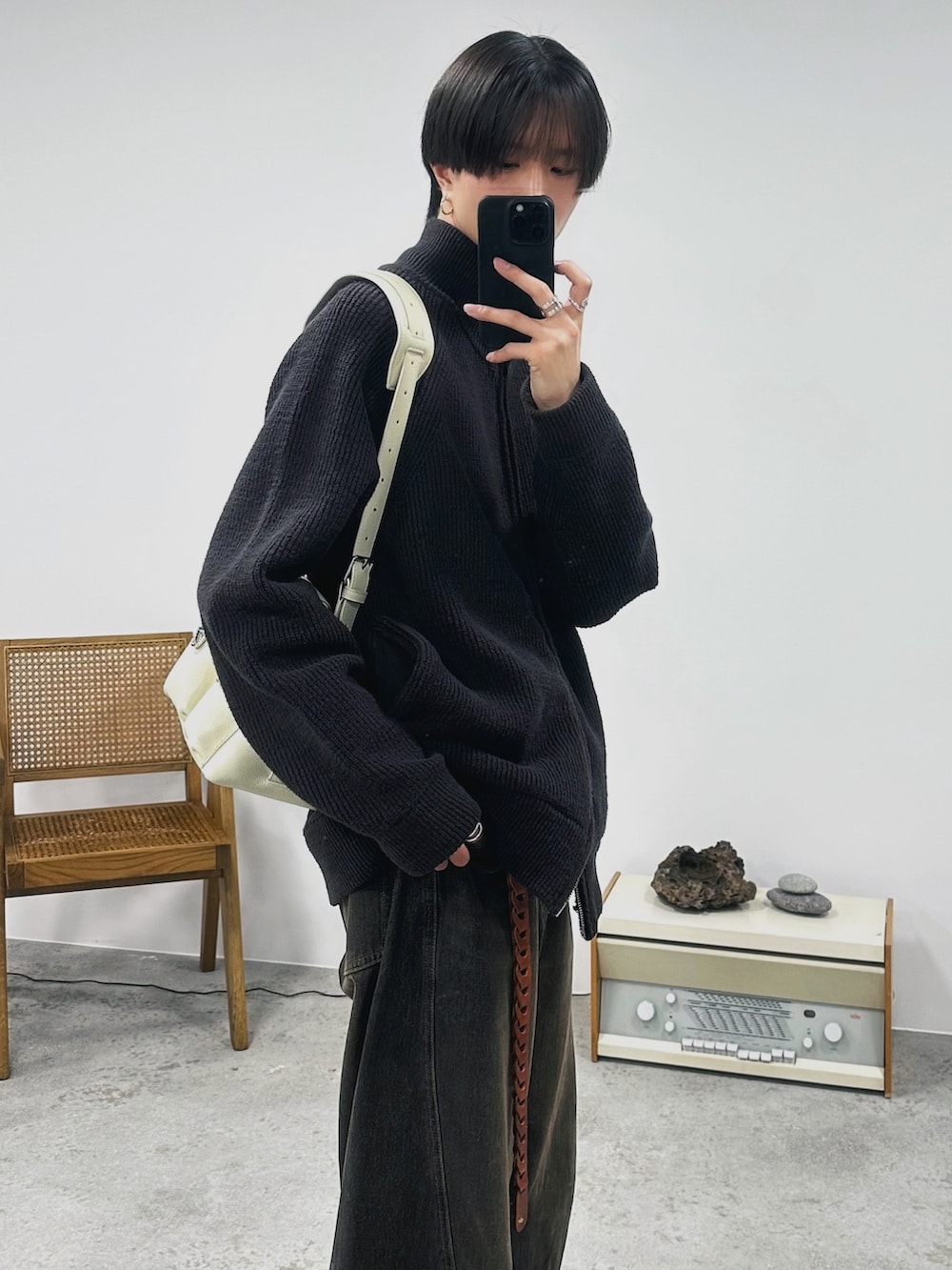 「春コーデ、大人カジュアル、韓国ファッション、休日スタイル、デートコーデ、カーディガン、ドライバーズニット、お出かけコーデ、ショルダーバッグ、ニット、デニム、ブーツ、ブラウン、春色、春めき満開コーデ」｜「WYM LIDNMのHEAVY WEIGHT DRIVERS KNIT（カーディガン/ボレロ、ブラウン系）」を使った、しーさん（メンズ・177cm）の春コーディネートの2枚目の写真