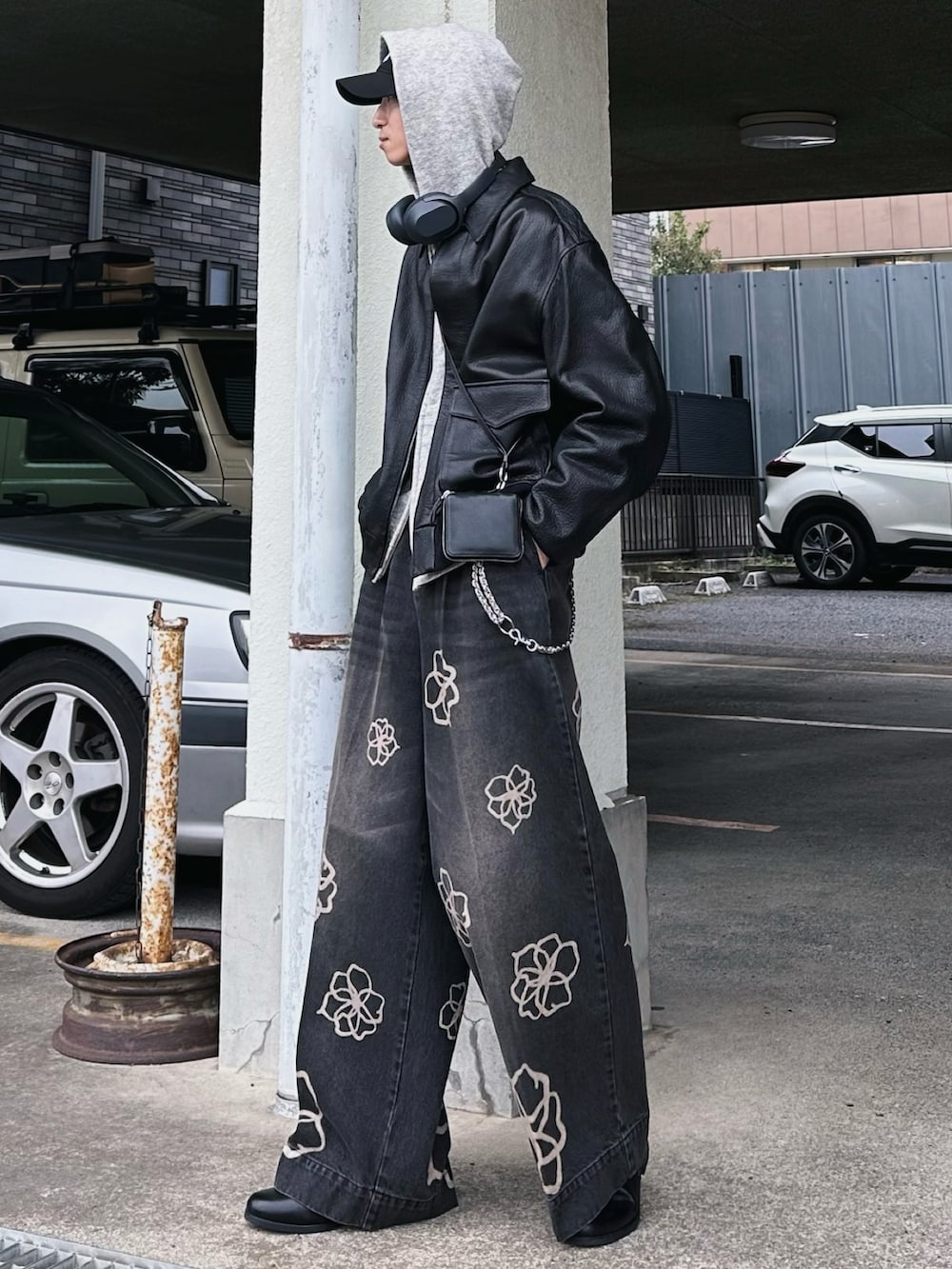 「ブーツ、ワイドパンツ、デニム、レイヤードスタイル、春コーデ、大人カジュアル、キャップ、レザー、パーカー、ジップパーカー、ミニバッグ、ヘッドホン、きれいめカジュアル、韓国ファッション、ストリート」｜「LIDNMのA2 Ver.2 JACKET（ブルゾン、ブラック系）」を使った、しーさん（メンズ・177cm）の春コーディネートの2枚目の写真