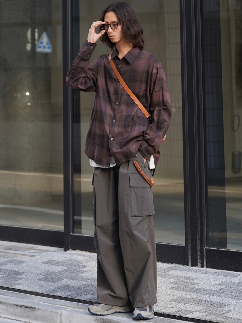 ブラウン系のシャツ/ブラウス、ホワイト系のタンクトップ、グレー系のカーゴパンツを着用したメンズの春コーディネートの5枚目の写真