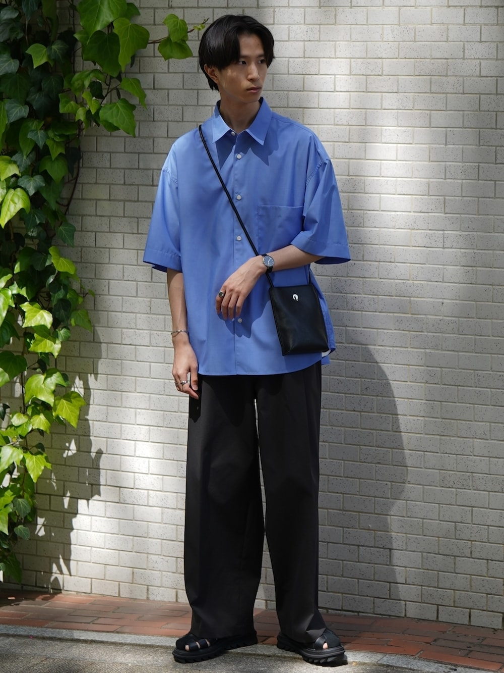 「夏コーデ、シャツ、スラックス、レザーサンダル、グルカサンダル、ショルダーバッグ、ブルー、WYM、Daniel Wellington、LIDnM」｜「WYM LIDNMのTENCEL WIDE HALF SLEEVE SHIRT（シャツ/ブラウス、ブルー系）」を使った、しーさん（メンズ・177cm）の春コーディネートの4枚目の写真