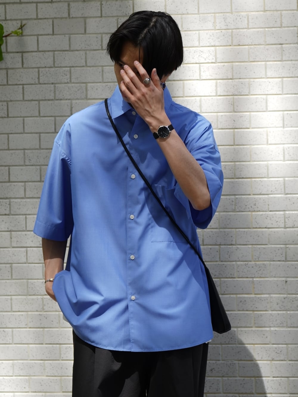 「夏コーデ、シャツ、スラックス、レザーサンダル、グルカサンダル、ショルダーバッグ、ブルー、WYM、Daniel Wellington、LIDnM」｜「WYM LIDNMのTENCEL WIDE HALF SLEEVE SHIRT（シャツ/ブラウス、ブルー系）」を使った、しーさん（メンズ・177cm）の春コーディネートの5枚目の写真