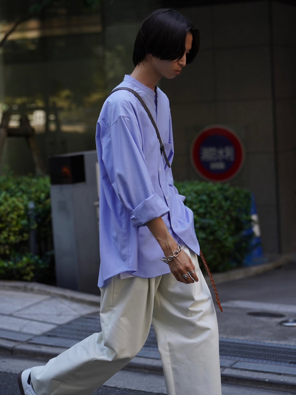 ブルー系のシャツ/ブラウス、ホワイト系のタンクトップ、ホワイト系のその他パンツを着用したメンズの夏コーディネートの3枚目の写真