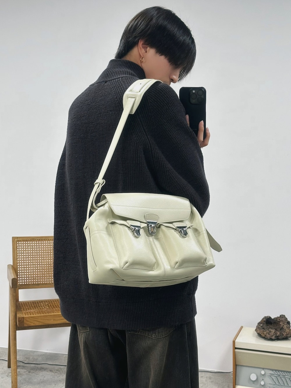 「春コーデ、大人カジュアル、韓国ファッション、休日スタイル、デートコーデ、カーディガン、ドライバーズニット、お出かけコーデ、ショルダーバッグ、ニット、デニム、ブーツ、ブラウン、春色、春めき満開コーデ」｜「WYM LIDNMのHEAVY WEIGHT DRIVERS KNIT（カーディガン/ボレロ、ブラウン系）」を使った、しーさん（メンズ・177cm）の春コーディネートの4枚目の写真