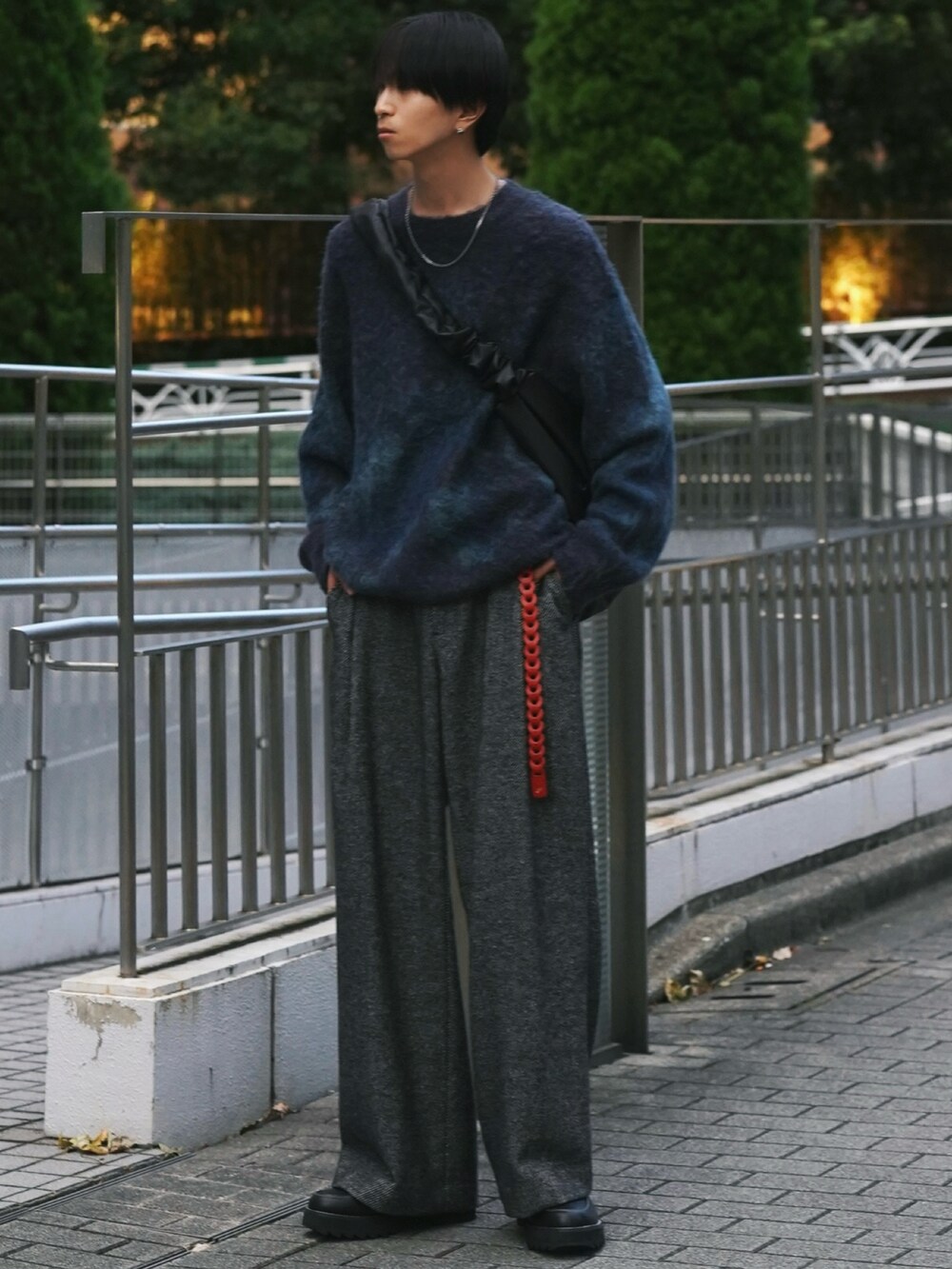 「秋服準備はじめました、デートコーデ、韓国ファッション、ショルダーバッグ、休日スタイル、ワイドパンツ、秋コーデ、パステルカラー、モノトーン、スラックス、プチプラ、厚底シューズ、大人カジュアル、お出かけコーデ、秋っぽコーデ更新中」｜「WYM LIDNMのMOHAIR BLEND JACQUARD SHAGGY KNIT（ニット/セーター、ブルー系）」を使った、しーさん（メンズ・177cm）の秋コーディネートの3枚目の写真