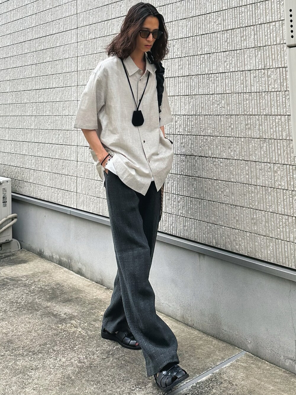 ホワイト系のシャツ/ブラウス、ホワイト系のタンクトップ、グレー系のスラックスを着用したメンズの夏コーディネートの2枚目の写真