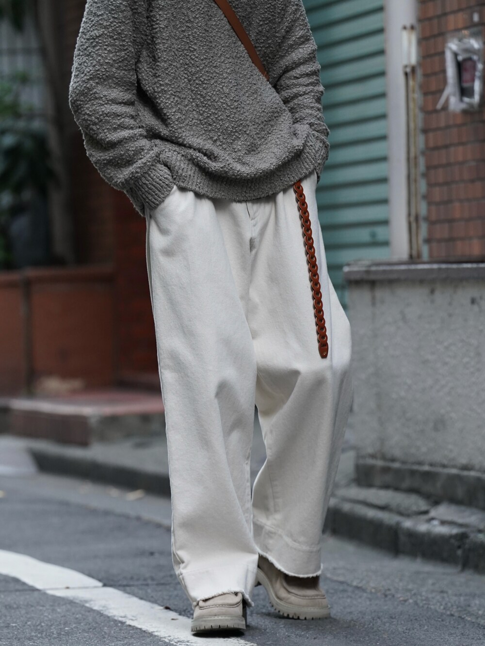 「タートルネック、ストリート、レイヤードスタイル、韓国ファッション、休日スタイル、クリスマスに着たい服、スニーカー、マイベストコーデ2023、お出かけコーデ、デニム、ブラウン、きれいめカジュアル、冬コーデ、ニット、厚底シューズ」｜「LIDNMのCOTTON SLUB REVERSIBLE KNIT（ニット/セーター、ブラウン系）」を使った、しーさん（メンズ・176cm）の冬コーディネートの4枚目の写真