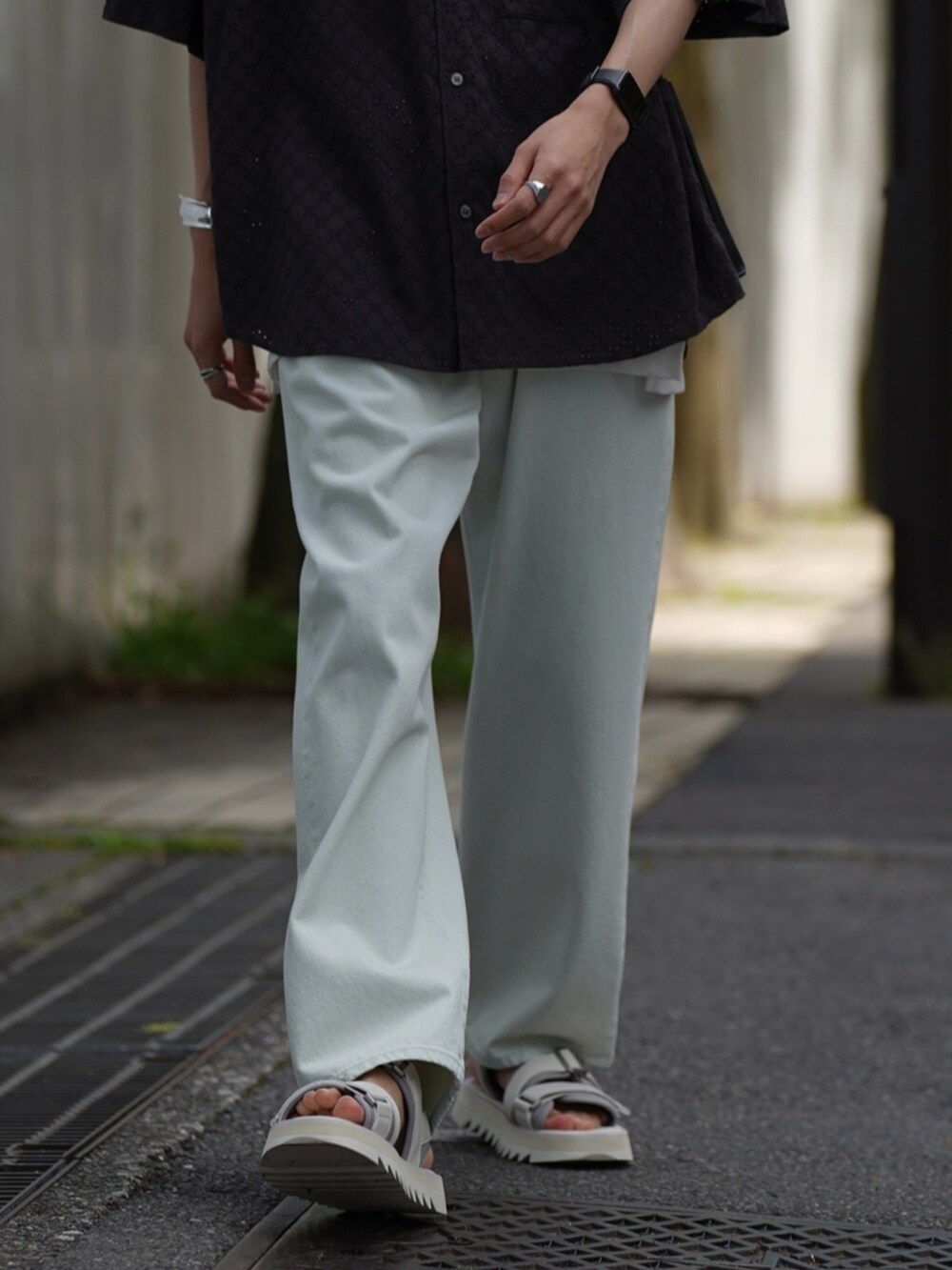 「夏コーデ、シャツ、シアーシャツ、デニム、デニムパンツ、サンダル、レザーサンダル、ショルダーバッグ、グリーン、WYM、LIDnM、tk.TAKEO KIKUCHI、nothingandothers」|「WYM LIDNMのEMBROIDERY SHEER SHIRT(シャツ/ブラウス、グレー系)」を使った、しーさん(メンズ・177cm)の春コーディネートの5枚目の写真