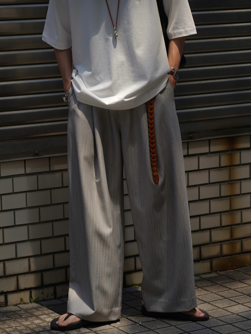 「プチプラ、きれいめカジュアル、フェスコーデ、夏だ！Tシャツ着よう！、さらっと晴れやかスナップ、デートコーデ、スラックス、夏コーデ、サングラス、サンダル、韓国ファッション、淡色コーデ、ショルダーバッグ、お出かけコーデ、メガネ男子」｜「WYM LIDNMの【WYM LIDNM】HEAVY WEIGHT BASIC BIG-TEE/カットソー（Tシャツ/カットソー、ホワイト系）」を使った、しーさん（メンズ・177cm）の夏コーディネートの4枚目の写真