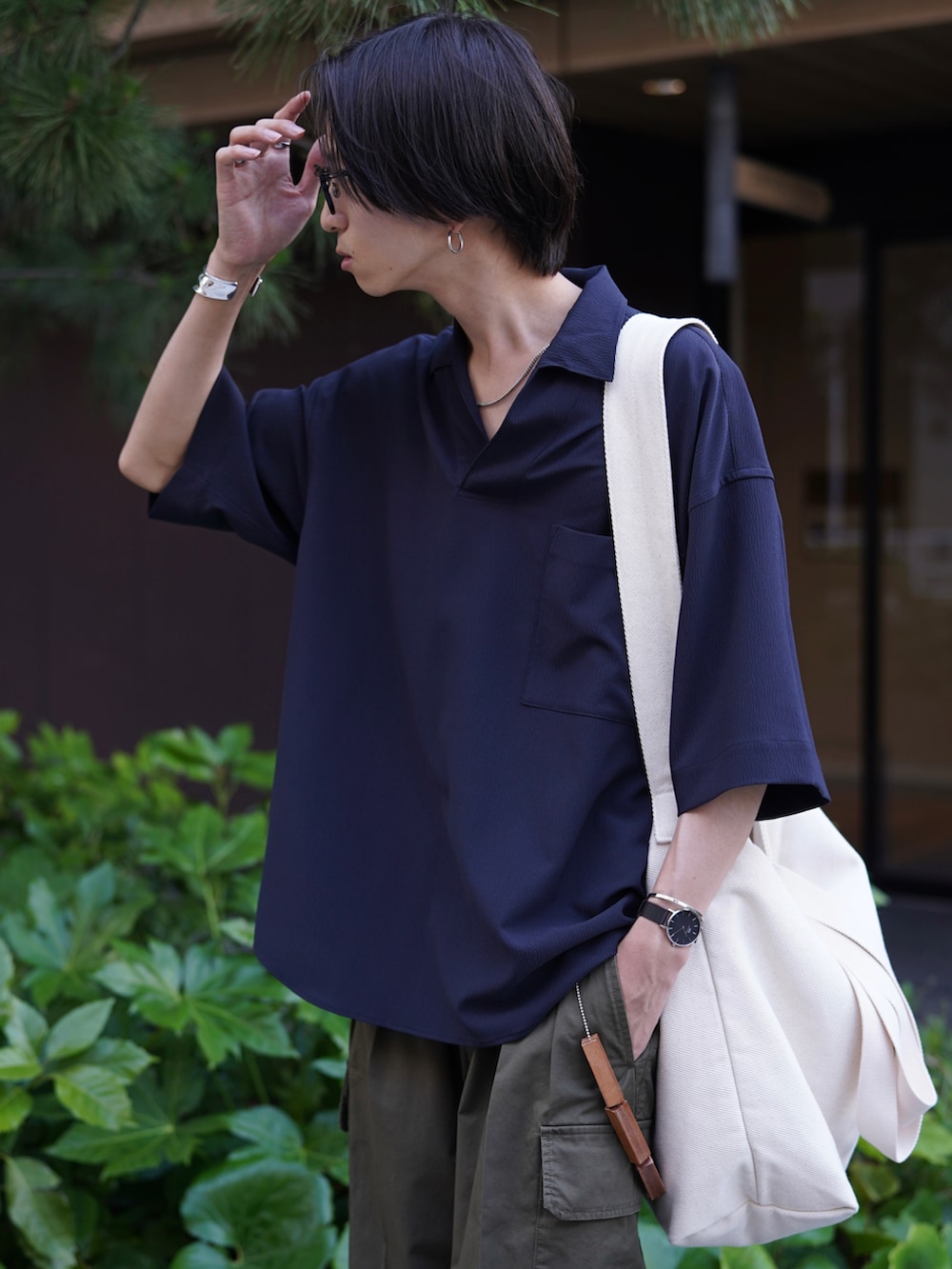 「カーゴパンツ、サングラス、スニーカー、ショルダーバッグ、夏コーデ、休日スタイル、プチプラ、ストリート、Coming soon…、トートバッグ、ビッグシルエット、フェススタイル、韓国ファッション、メガネ男子、きれいめカジュアル」｜「WYM LIDNMのWASHER H/S SKIPPER SHIRT（シャツ/ブラウス、ブルー系）」を使った、しーさん（メンズ・176cm）の夏コーディネートの2枚目の写真