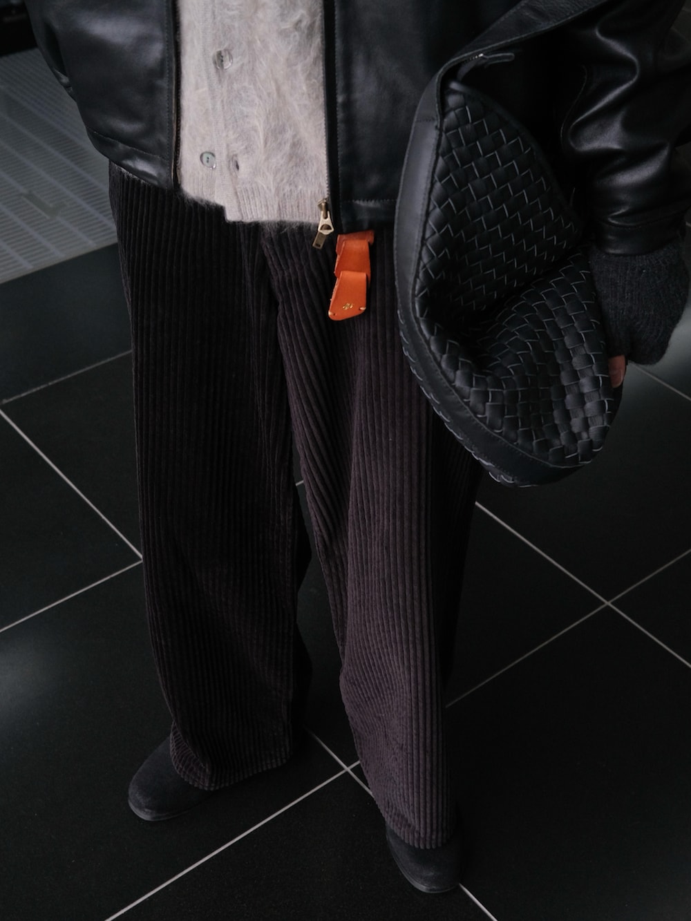 ブラック系のブルゾン、ブラック系のショルダーバッグ、ブラック系のブーツを着用したメンズの冬コーディネートの4枚目の写真