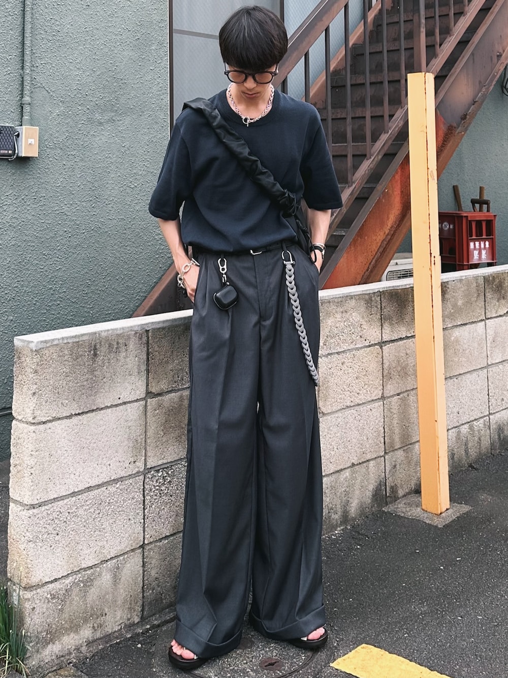 「夏コーデ、さらっと晴れやかスナップ、夏だ！Tシャツ着よう！、きれいめカジュアル、プチプラ、ショルダーバッグ、お出かけコーデ、スラックス、サングラス、サンダル、タックイン、メガネ男子、大人カジュアル、ストリート、ユニクロ」｜「UNIQLOのアイテム（ニット/セーター、ブラック系）」を使った、しーさん（メンズ・177cm）の夏コーディネートの3枚目の写真