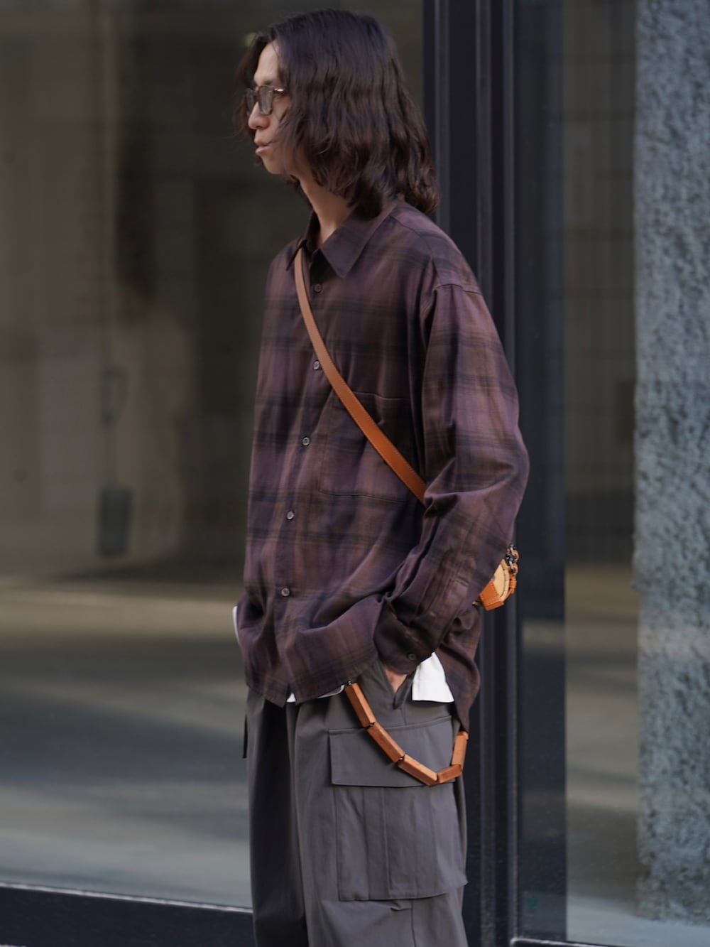 ブラウン系のシャツ/ブラウス、ホワイト系のタンクトップ、グレー系のカーゴパンツを着用したメンズの春コーディネートの2枚目の写真