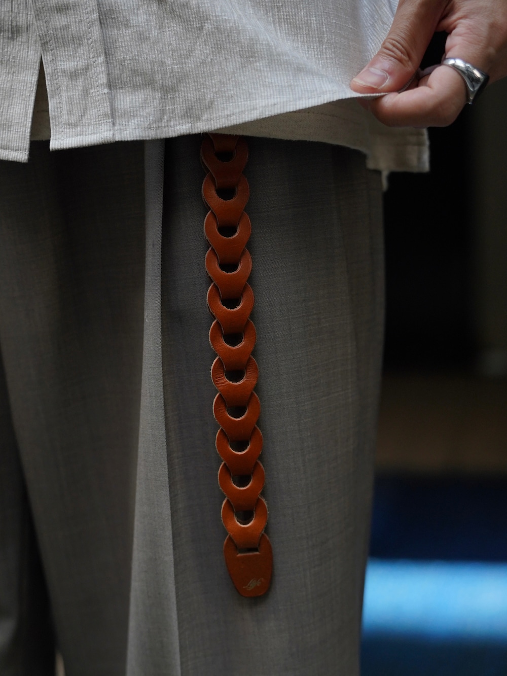 ホワイト系のシャツ/ブラウス、ホワイト系のタンクトップ、ベージュ系のスラックスを着用したメンズの夏コーディネートの3枚目の写真