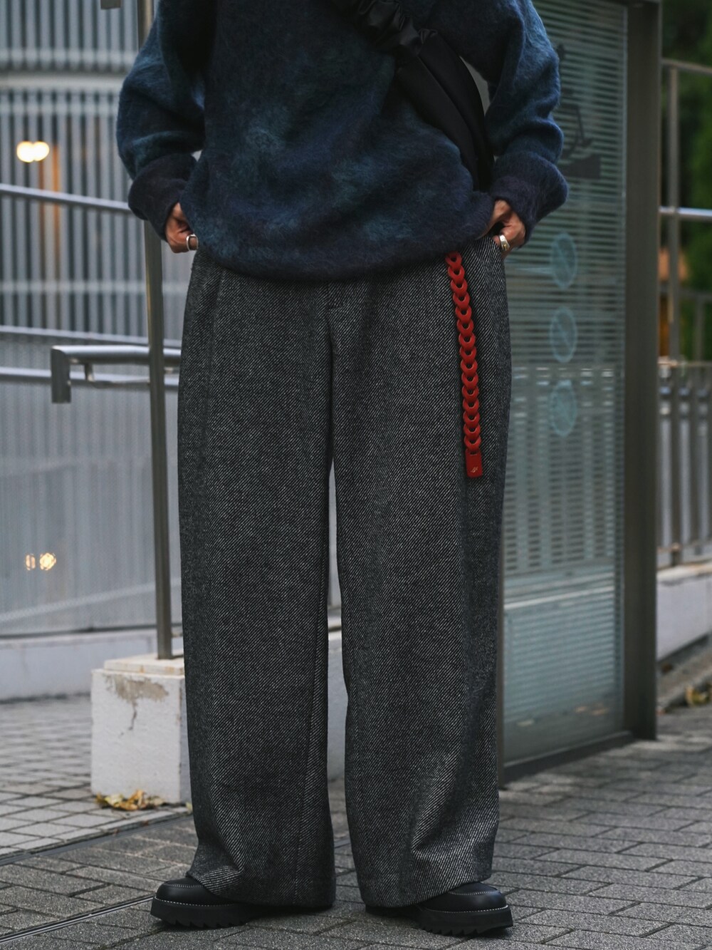 「秋服準備はじめました、デートコーデ、韓国ファッション、ショルダーバッグ、休日スタイル、ワイドパンツ、秋コーデ、パステルカラー、モノトーン、スラックス、プチプラ、厚底シューズ、大人カジュアル、お出かけコーデ、秋っぽコーデ更新中」｜「WYM LIDNMのMOHAIR BLEND JACQUARD SHAGGY KNIT（ニット/セーター、ブルー系）」を使った、しーさん（メンズ・177cm）の秋コーディネートの4枚目の写真