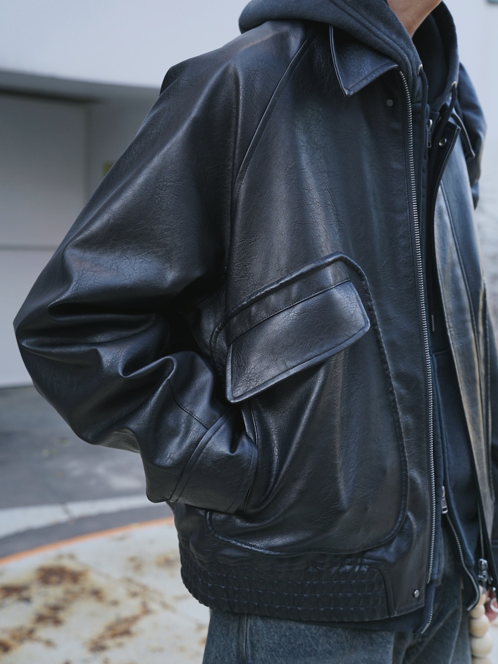 ブラック系のブルゾン、ブラック系のパーカー、ブルー系のデニムパンツを着用したメンズの冬コーディネートの5枚目の写真