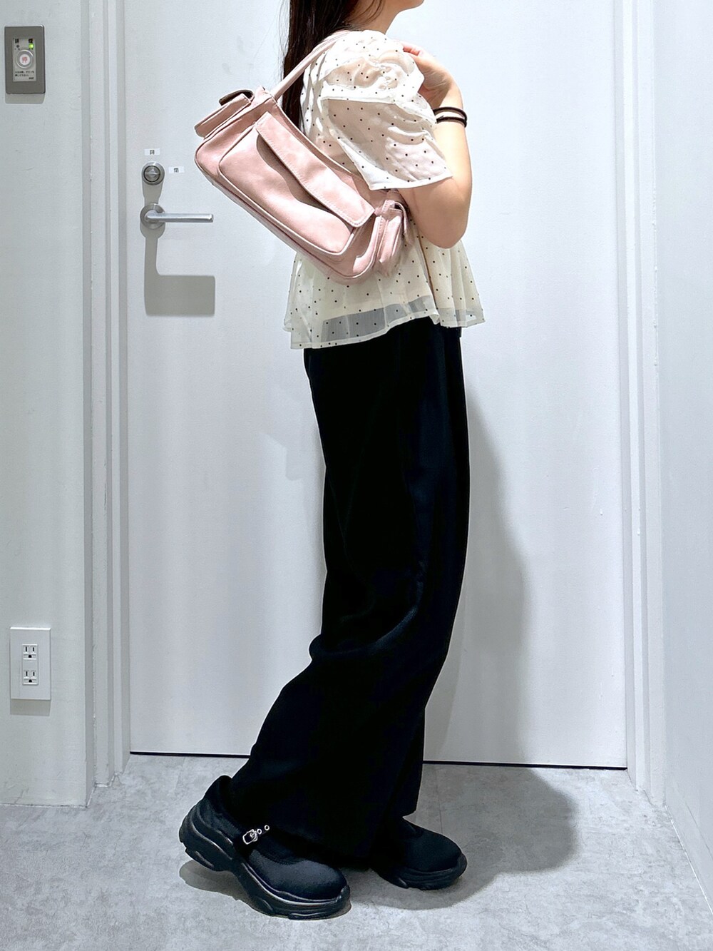 ホワイト系のシャツ/ブラウス、ブラック系のその他パンツ、ピンク系のショルダーバッグを着用したレディースの夏コーディネートの2枚目の写真