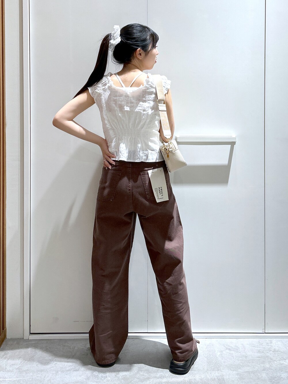 ブラック系のサンダル、ホワイト系のシャツ/ブラウス、ベージュ系のその他パンツを着用したレディースの夏コーディネートの3枚目の写真