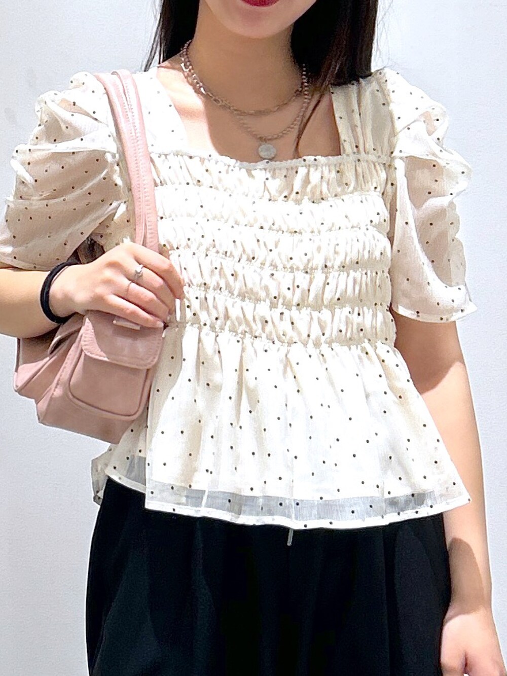 ホワイト系のシャツ/ブラウス、ブラック系のその他パンツ、ピンク系のショルダーバッグを着用したレディースの夏コーディネートの4枚目の写真