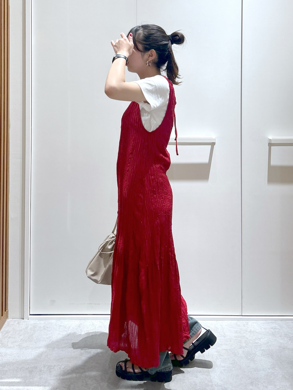 「レッドコーデ、お出かけコーデ、ラクチンコーデ、大人かわいい、レイヤードスタイル、骨格ストレート、ブルベ夏、キレイめコーデ」｜「FREE'S MARTの◆前後２WAYワッシャーワンピース（ワンピース、レッド系）」を使った、kotomiさん（レディース・156cm）の夏コーディネートの2枚目の写真