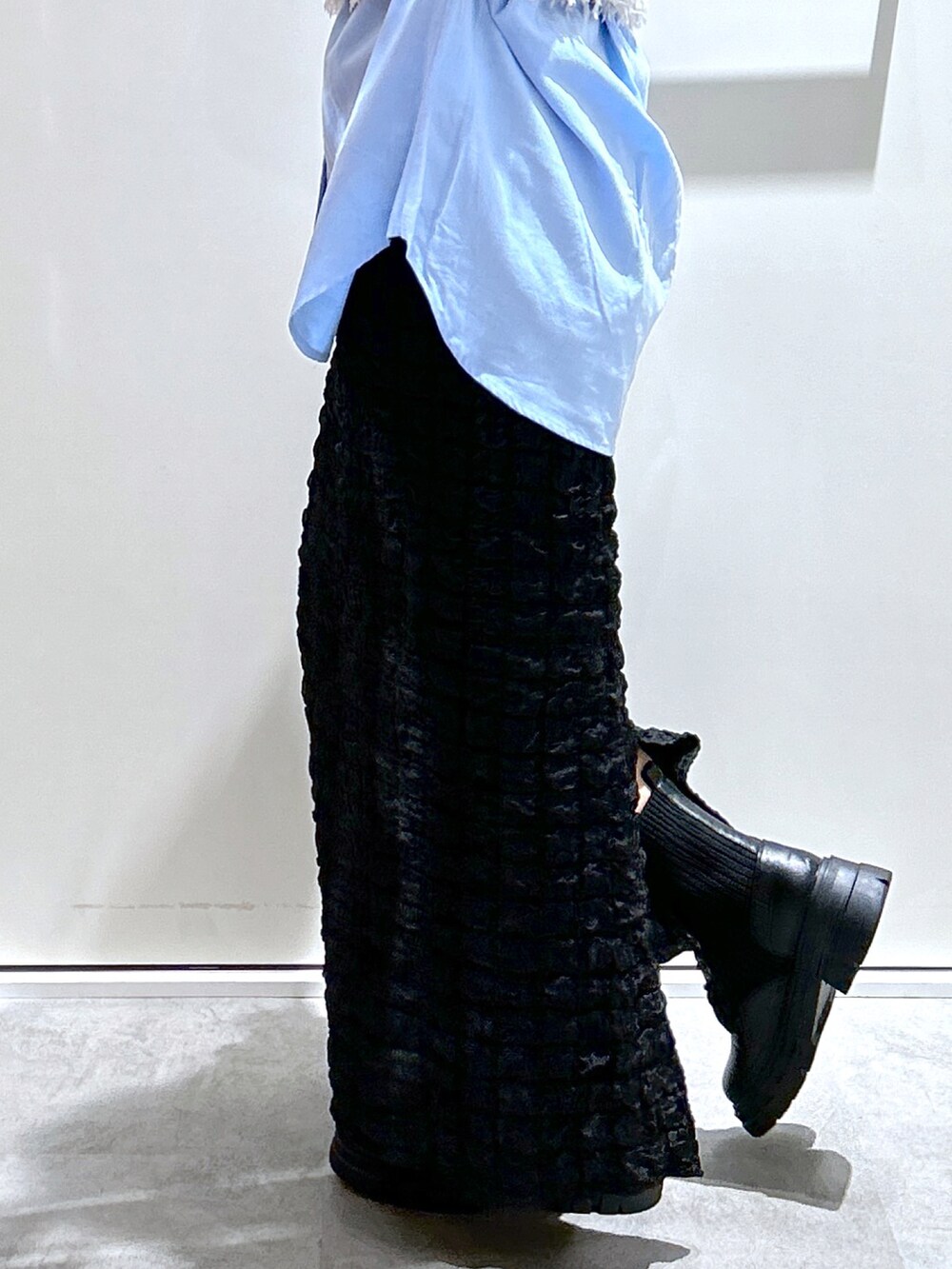 グレー系のキャミソール、ブルー系のシャツ/ブラウス、ブラック系のスカートを着用したレディースの秋コーディネートの5枚目の写真