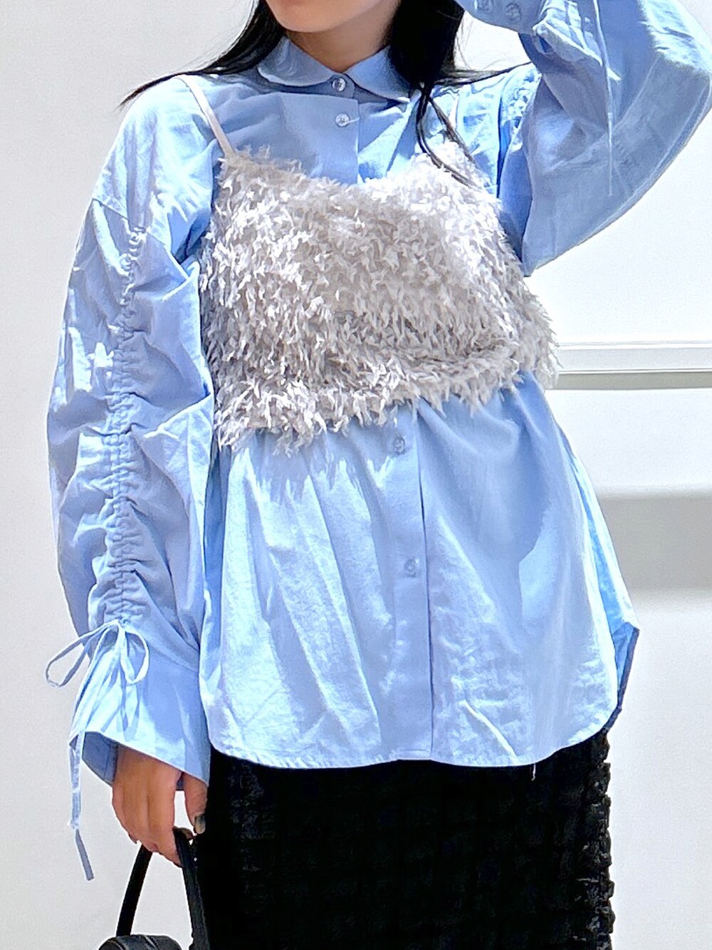 グレー系のキャミソール、ブルー系のシャツ/ブラウス、ブラック系のスカートを着用したレディースの秋コーディネートの4枚目の写真