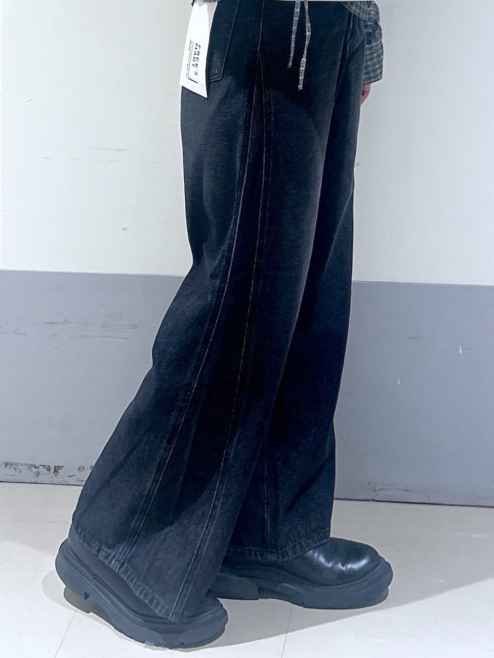 ブラック系のシャツ/ブラウス、ブラック系のデニムパンツ、ホワイト系のショルダーバッグを着用したレディースの秋コーディネートの5枚目の写真
