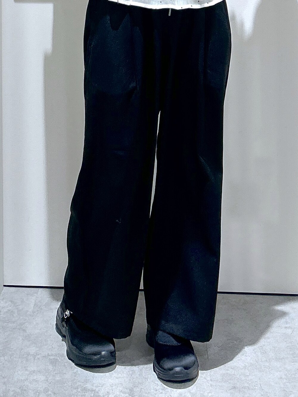 ホワイト系のシャツ/ブラウス、ブラック系のその他パンツ、ピンク系のショルダーバッグを着用したレディースの夏コーディネートの5枚目の写真