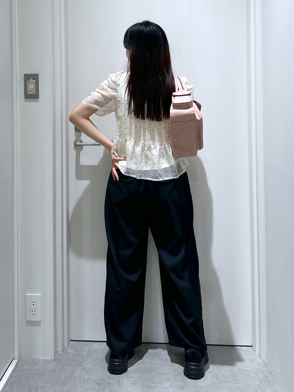 ホワイト系のシャツ/ブラウス、ブラック系のその他パンツ、ピンク系のショルダーバッグを着用したレディースの夏コーディネートの3枚目の写真