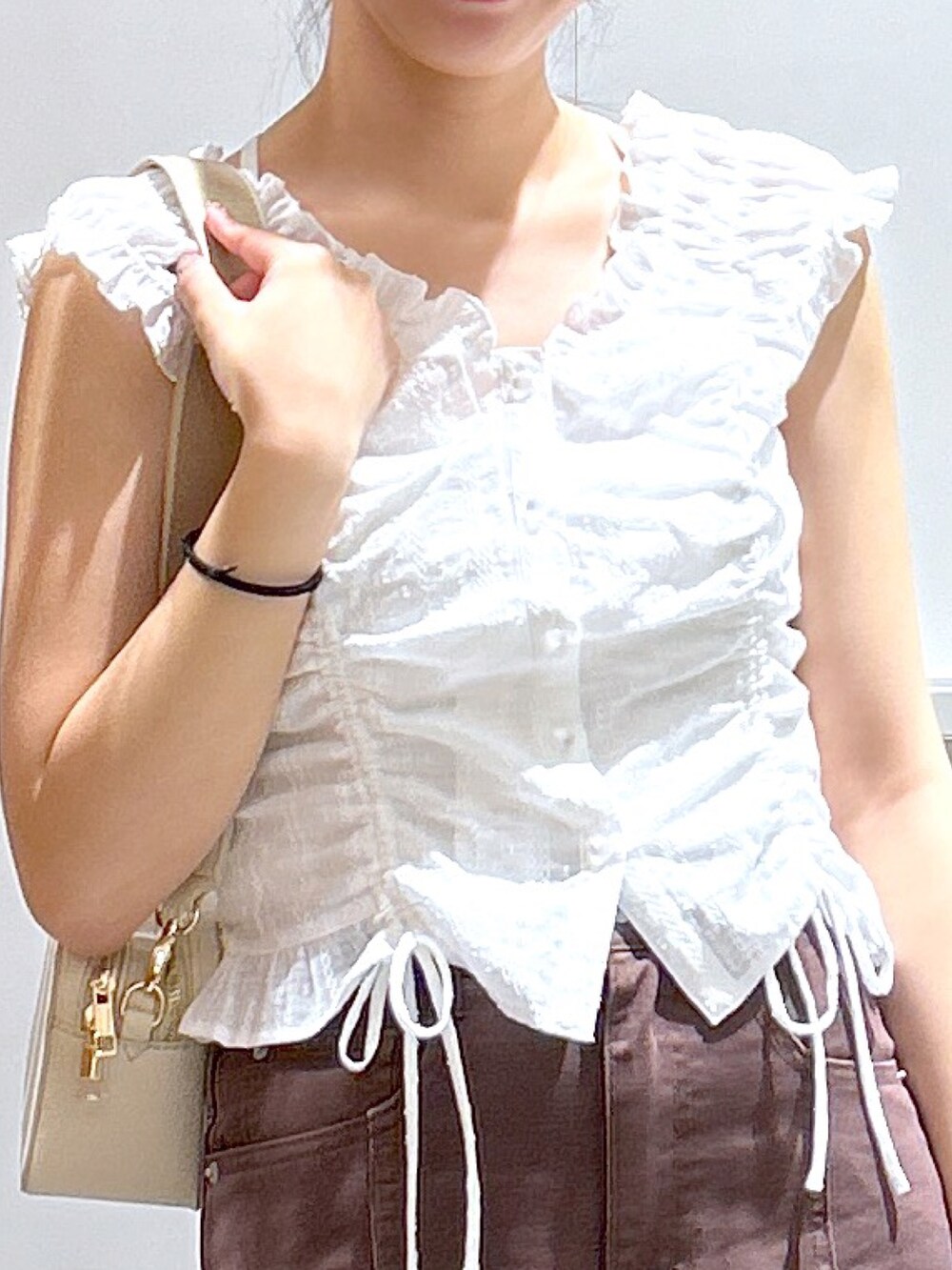 ブラック系のサンダル、ホワイト系のシャツ/ブラウス、ベージュ系のその他パンツを着用したレディースの夏コーディネートの4枚目の写真