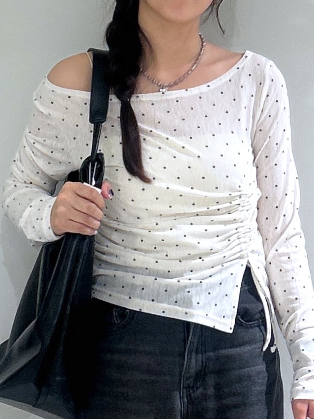 ブラック系のデニムパンツ、ホワイト系のTシャツ/カットソー、ホワイト系のキャミソールを着用したレディースの秋コーディネートの5枚目の写真