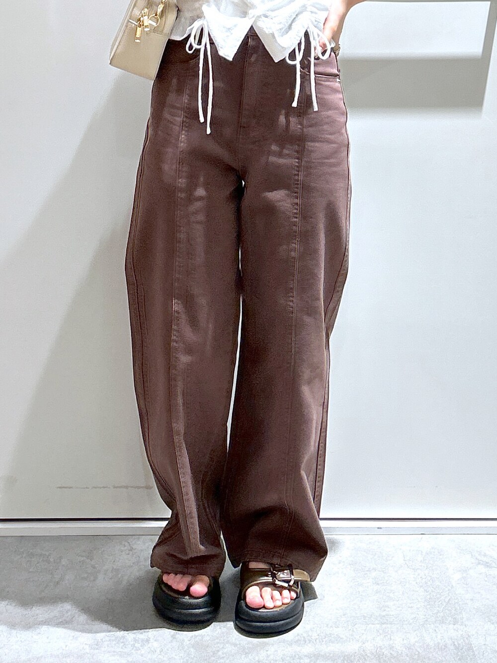 ブラック系のサンダル、ホワイト系のシャツ/ブラウス、ベージュ系のその他パンツを着用したレディースの夏コーディネートの5枚目の写真