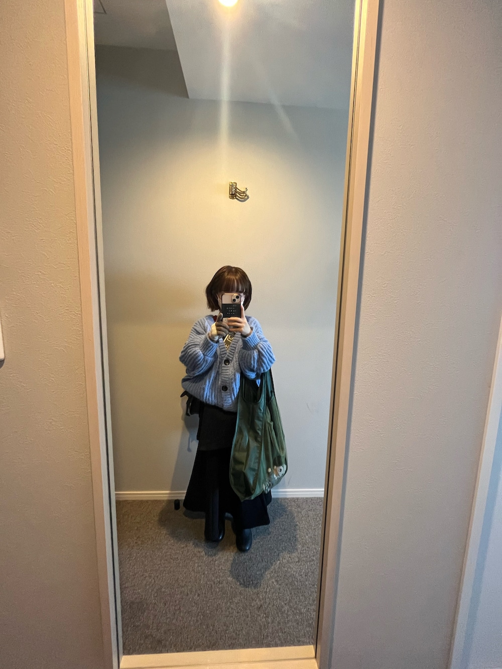 ホワイト系のカーディガン/ボレロ、ホワイト系のキャミソール、ホワイト系のスカートを着用したキッズの冬コーディネートの2枚目の写真