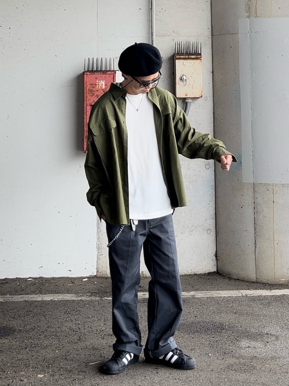 「春コーデ、シンプル、カジュアル、ストリート、低身長、ベレー帽、シャツ、ミリタリーシャツ、チノパン、スニーカー、シャツスタイル、休日スタイル、ビッグシルエット」｜「CONVERSE TOKYOのアイテム（シャツ/ブラウス、グリーン系）」を使った、HISAYANさん（メンズ・160cm）の春コーディネートの2枚目の写真
