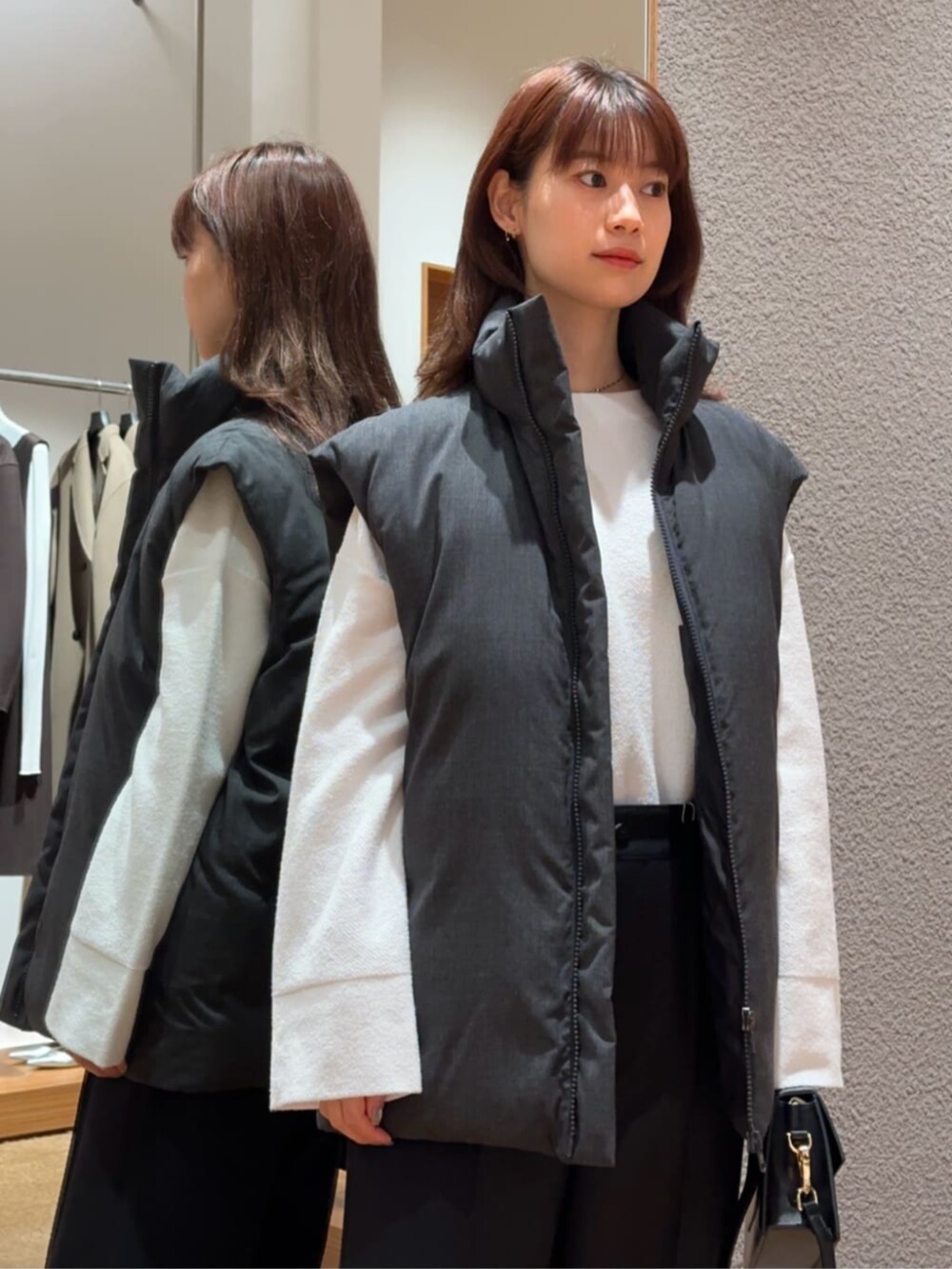 「TOMORROWLAND、トゥモローランド、Edition、JACQUEMUS、ユニセックス、ダウンベスト、タックパンツ、大人カジュアル、デイリーカジュアル、モノトーン」｜「EDITIONのコットンポリエステル クルーネックニットトップス（ニット/セーター、ホワイト系）」を使った、Yonemitsu_TOMORROWLANDさん（レディース・166cm）の秋コーディネートの3枚目の写真