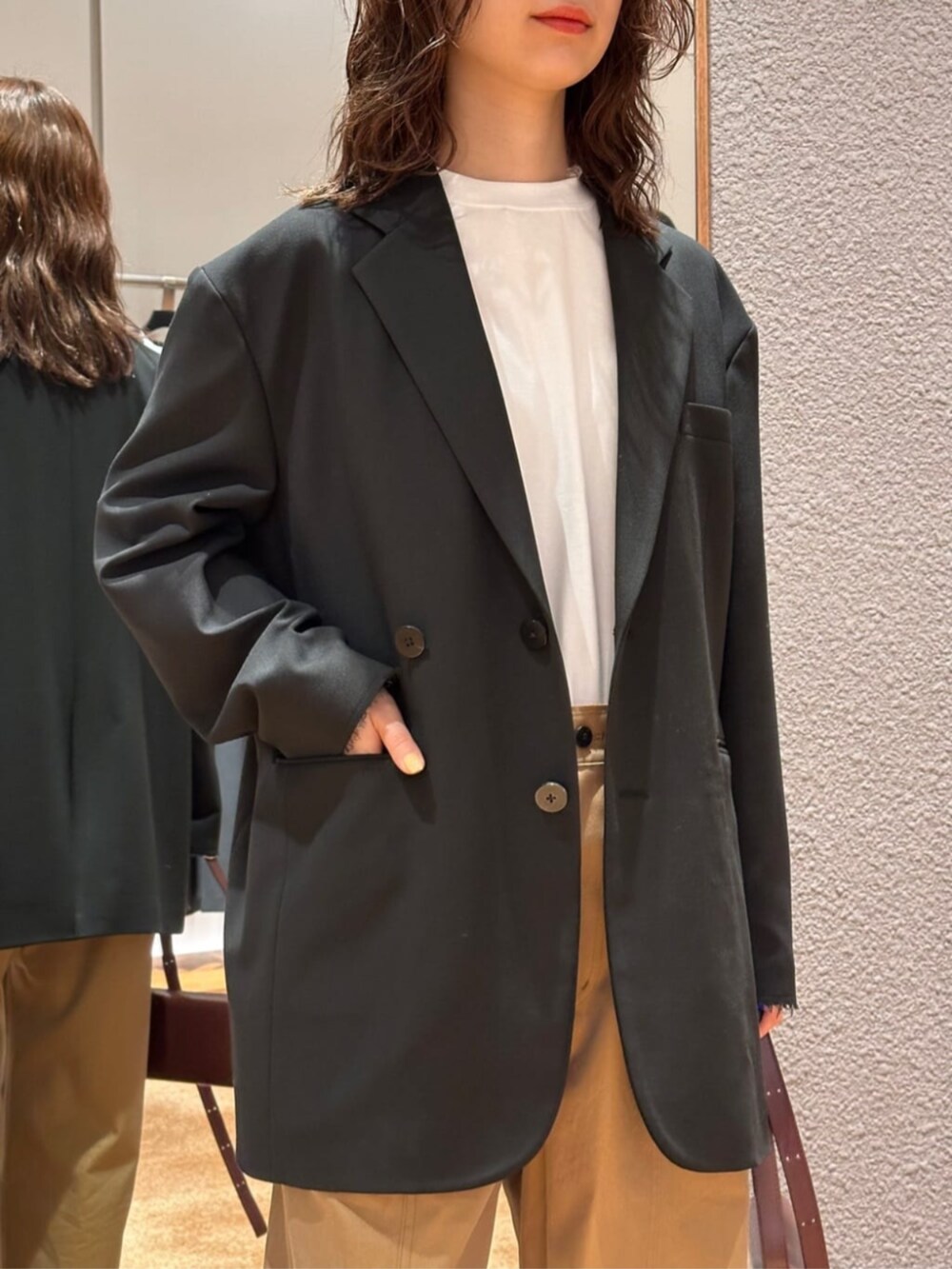 「TOMORROWLAND、トゥモローランド、Edition、HYKE、birkenstock、jil sander、オーバーサイズジャケット、メンズライク、大人カジュアル」｜「EDITIONのコットンギャバ ワイドパンツ（チノパンツ、ベージュ系）」を使った、Yonemitsu_TOMORROWLANDさん（レディース・166cm）の春コーディネートの2枚目の写真