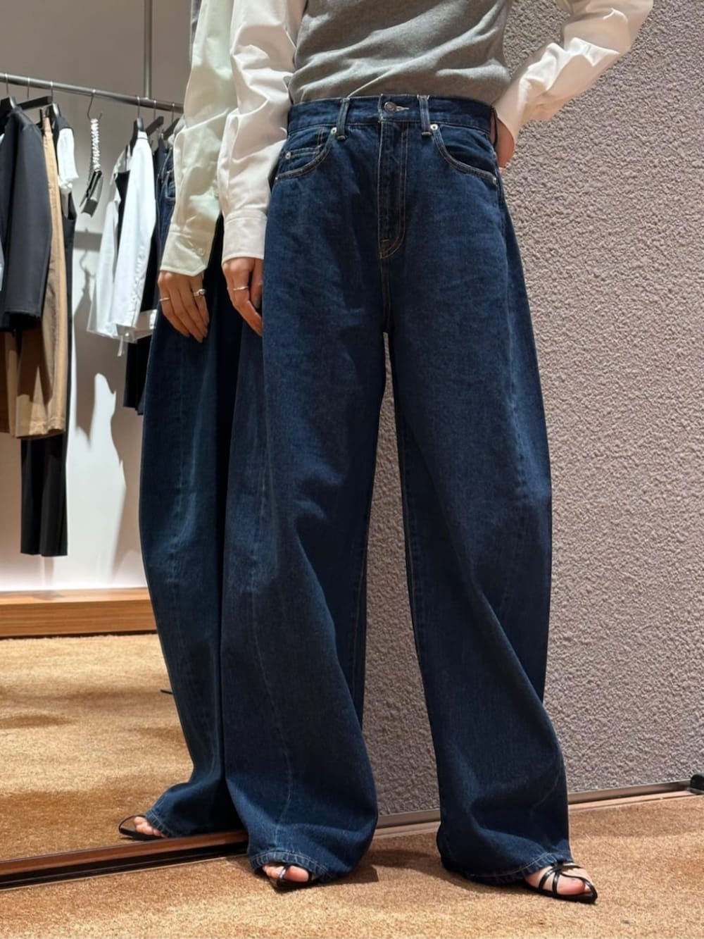 「TOMORROWLAND、トゥモローランド、Edition、Maison Margiela、タイ付きシャツ、ボウタイシャツ、デニム、バルーンデニム、バルーンパンツ、タンクトップ」｜「EDITIONのスーピマコットン スカーフタイブラウス（シャツ/ブラウス、ホワイト系）」を使った、Yonemitsu_TOMORROWLANDさん（レディース・166cm）の春コーディネートの6枚目の写真