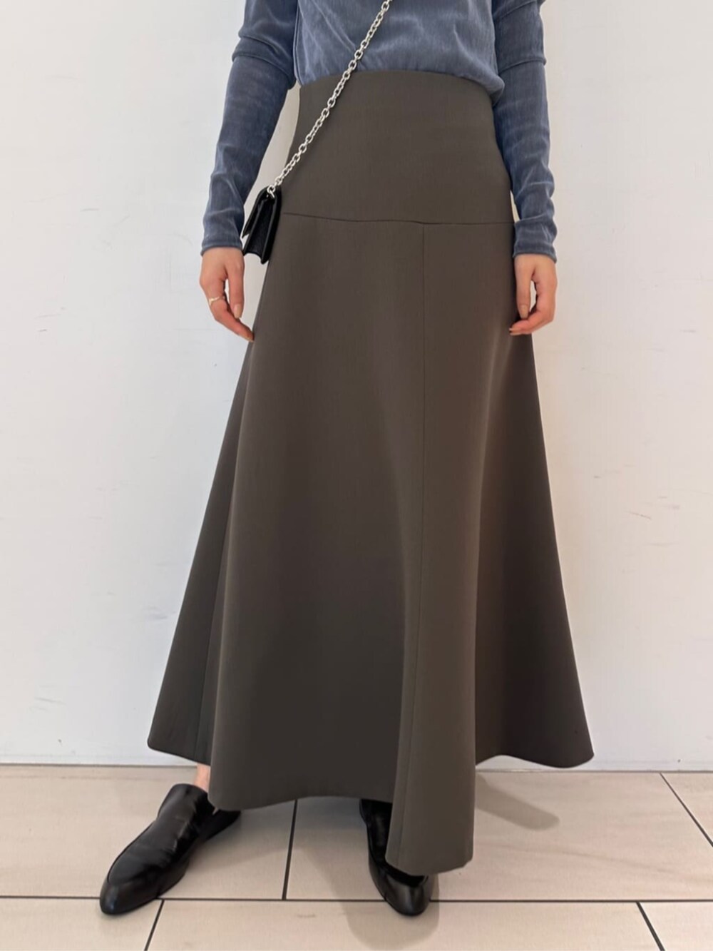 「TOMORROWLAND、トゥモローランド、Edition、Maison Margiela、フレアスカート、チュールトップス、フロッキーチュール、大人カジュアル」｜「EDITIONのフロッキーチュール クルーネックトップス（Tシャツ/カットソー、ブルー系）」を使った、Yonemitsu_TOMORROWLANDさん（レディース・166cm）の秋コーディネートの4枚目の写真