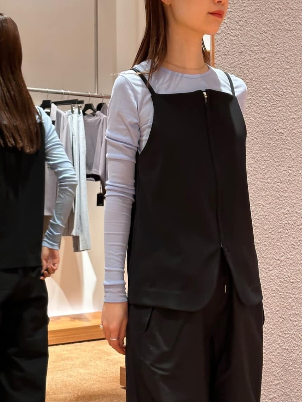 「TOMORROWLAND、トゥモローランド、Edition、AcneStudios、Maison Margiela、キャミソール、ジップアップ、ビスチェ、ライトブルー、カーゴパンツ、レイヤードスタイル、大人カジュアル」｜「EDITIONのキョウネンフライス クルーネックトップス（Tシャツ/カットソー、ブルー系）」を使った、Yonemitsu_TOMORROWLANDさん（レディース・166cm）の冬コーディネートの4枚目の写真