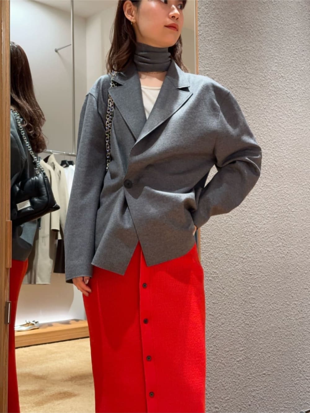 「TOMORROWLAND、トゥモローランド、Edition、Maison Margiela、テーラードジャケット、ジャケットスタイル、ニットスカート、ロングスカート、レッド、ネックウォーマー、アウター、大人カジュアル」｜「EDITIONのリブニット ボタンタイトスカート（スカート、レッド系）」を使った、Yonemitsu_TOMORROWLANDさん（レディース・166cm）の秋コーディネートの2枚目の写真